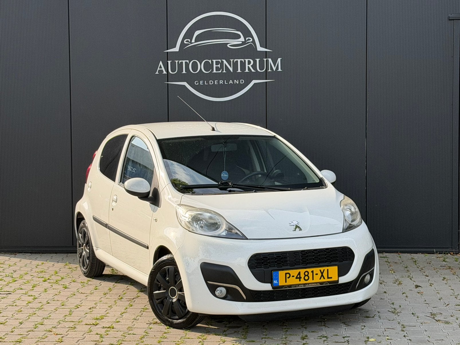 Peugeot 107 5DR 2013 Airco Wit Nette Auto Met Factuur, Voorwielaandrijving, Euro 5, Stof, Zwart