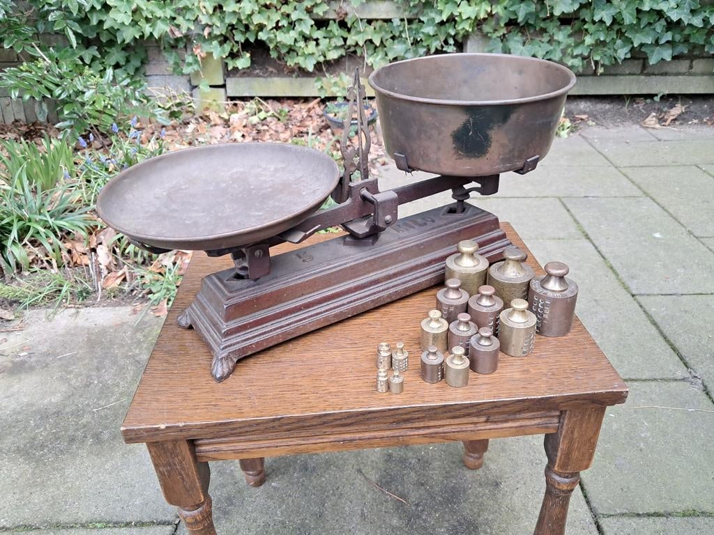 Antieke gietijzeren balansweegschaal met gewichten, Antiek en Kunst, Antiek | Woonaccessoires, Ophalen
