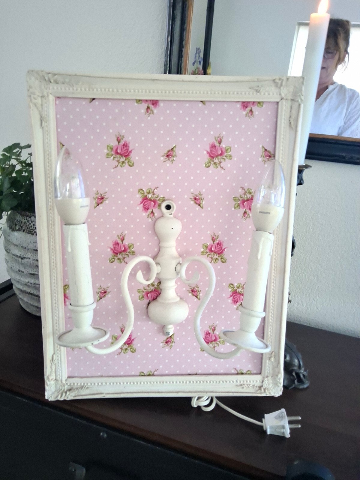 Romantische wandlamp met rozenprint en sierlijke details, Huis en Inrichting, Lampen | Overige, Metaal, Overige merken, Gebruikt