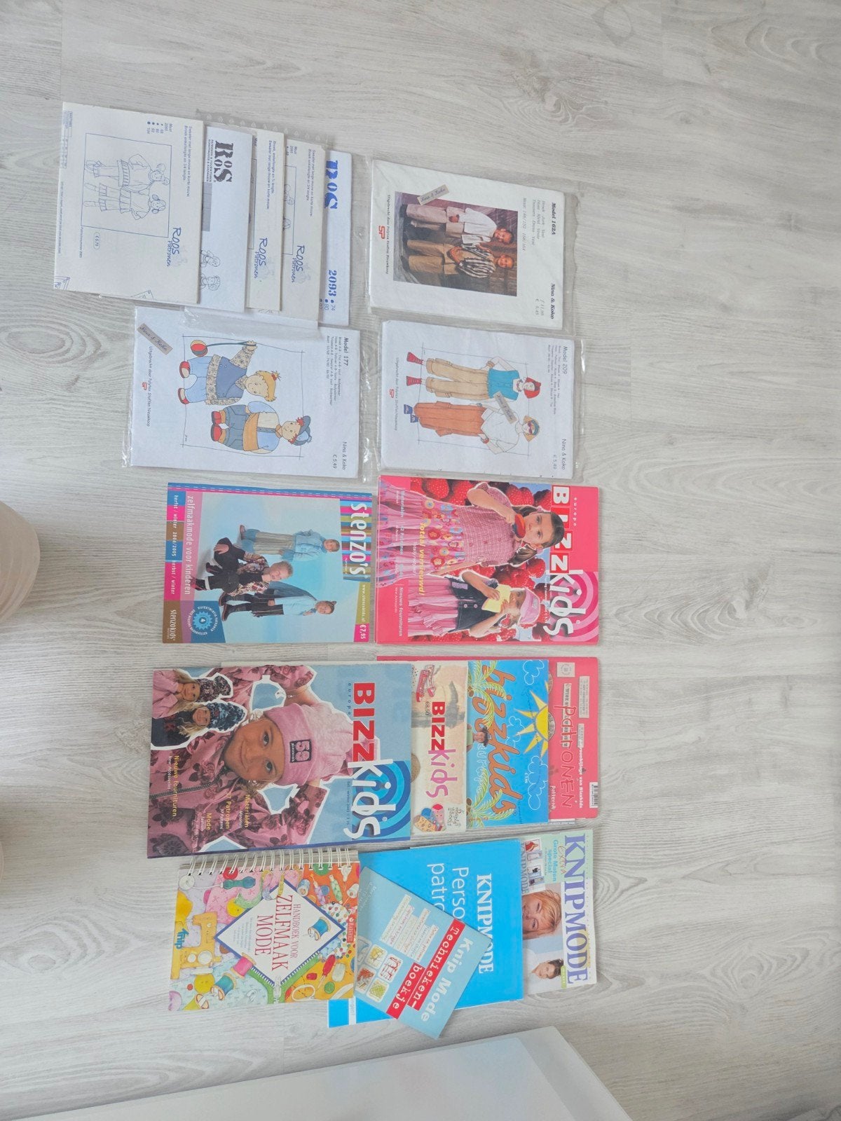 Groot pakket naaipatronen en tijdschriften voor kinderen, Overige typen, Kind, Zo goed als nieuw, Roos