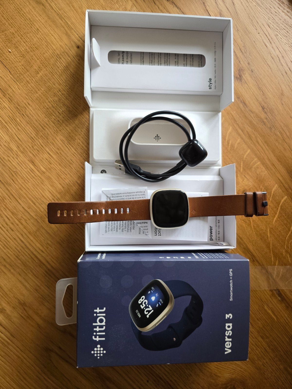 Fitbit Versa 3 Smartwatch met GPS en 6 extra bandjes, Ophalen of Verzenden, Zo goed als nieuw, Fitbit, Waterdicht
