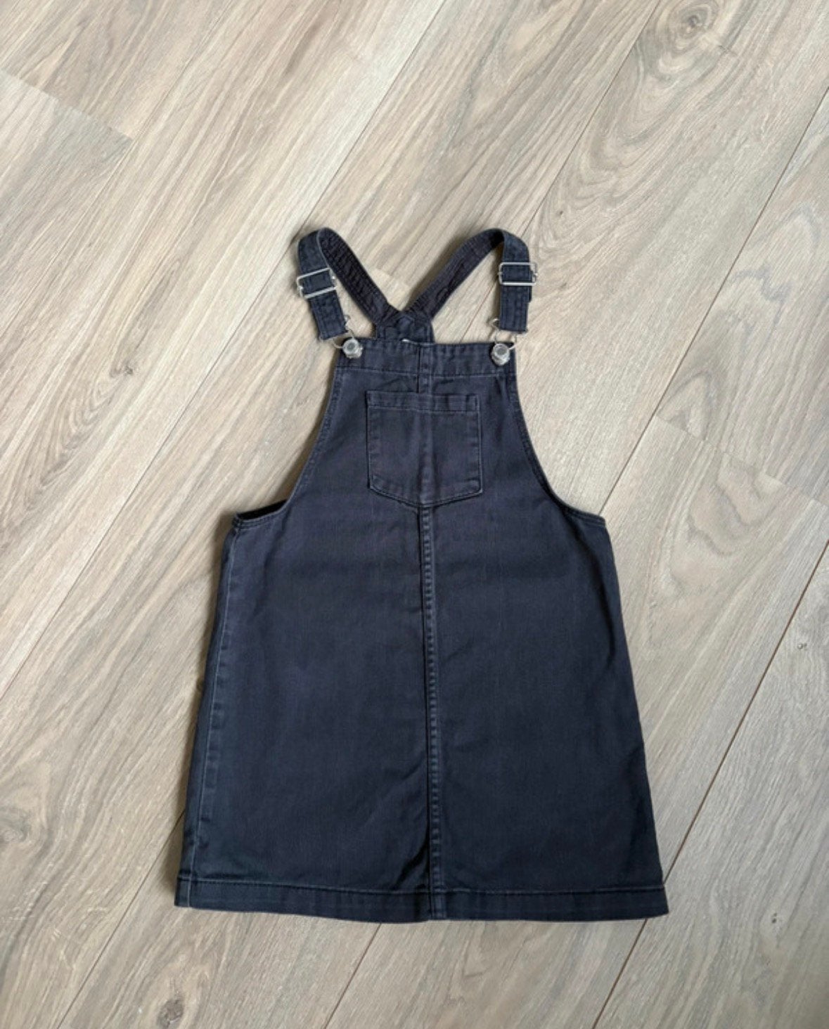 Zwarte spijkerovergooier - H&M - maat 122, Ophalen of Verzenden, Zo goed als nieuw, Meisje, Jurk of Rok