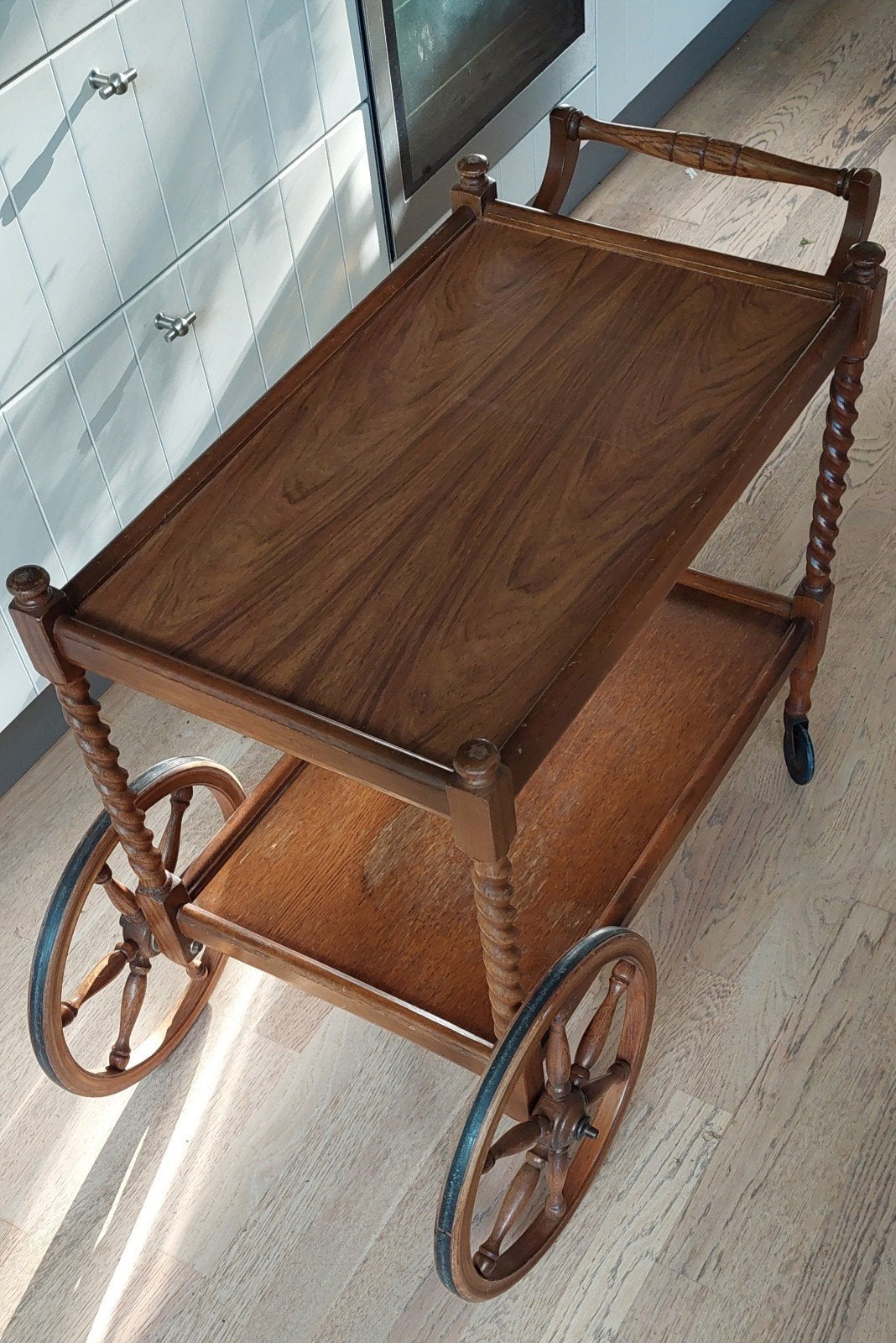 Vintage theewagen, trolley, Ophalen