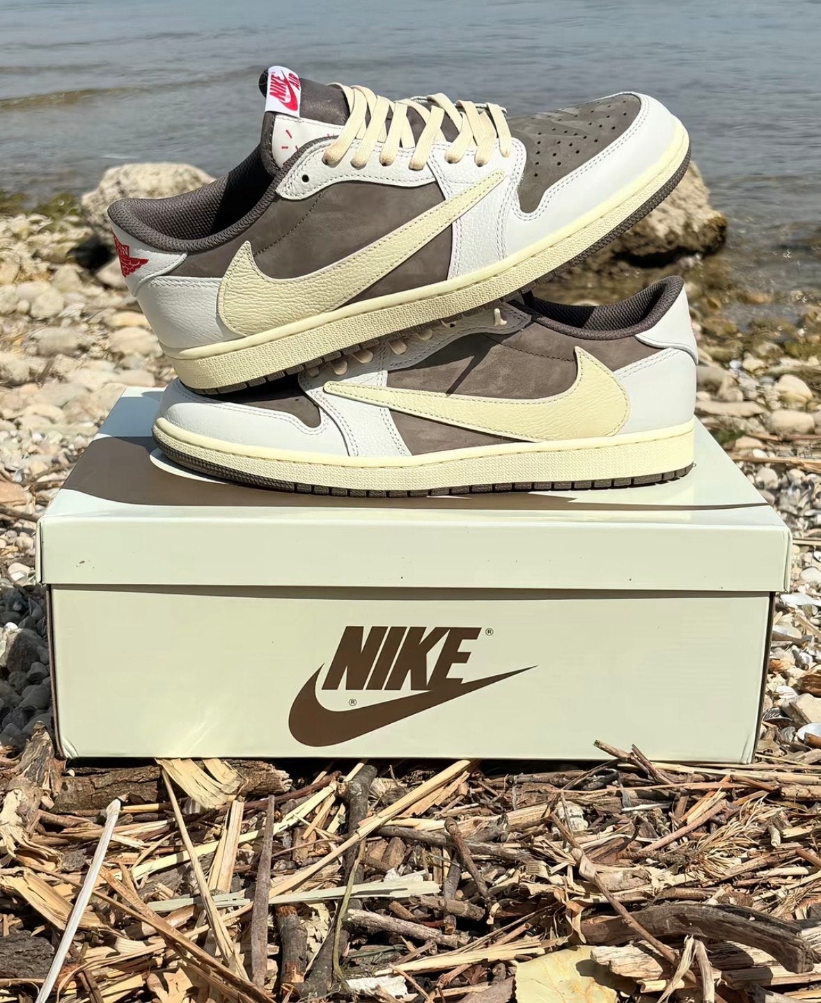 Nike Air Jordan 1 Low x Travis Scott 'Reverse Mocha', Kleding | Heren, Ophalen of Verzenden, Nieuw, Bruin, Sneakers of Gympen