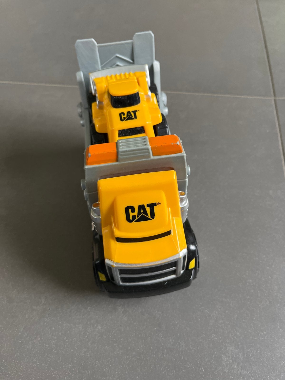 CAT Caterpillar speelgoed vrachtwagen met graafmachine, Ophalen of Verzenden, Gebruikt