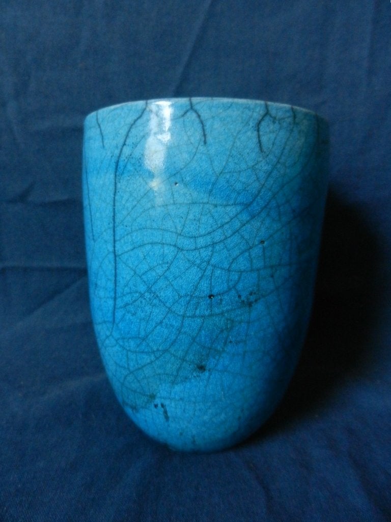 Blauw raku gestookt U vormig vaasje Anke vd Kwaak h. 11,9 cm, Ophalen of Verzenden