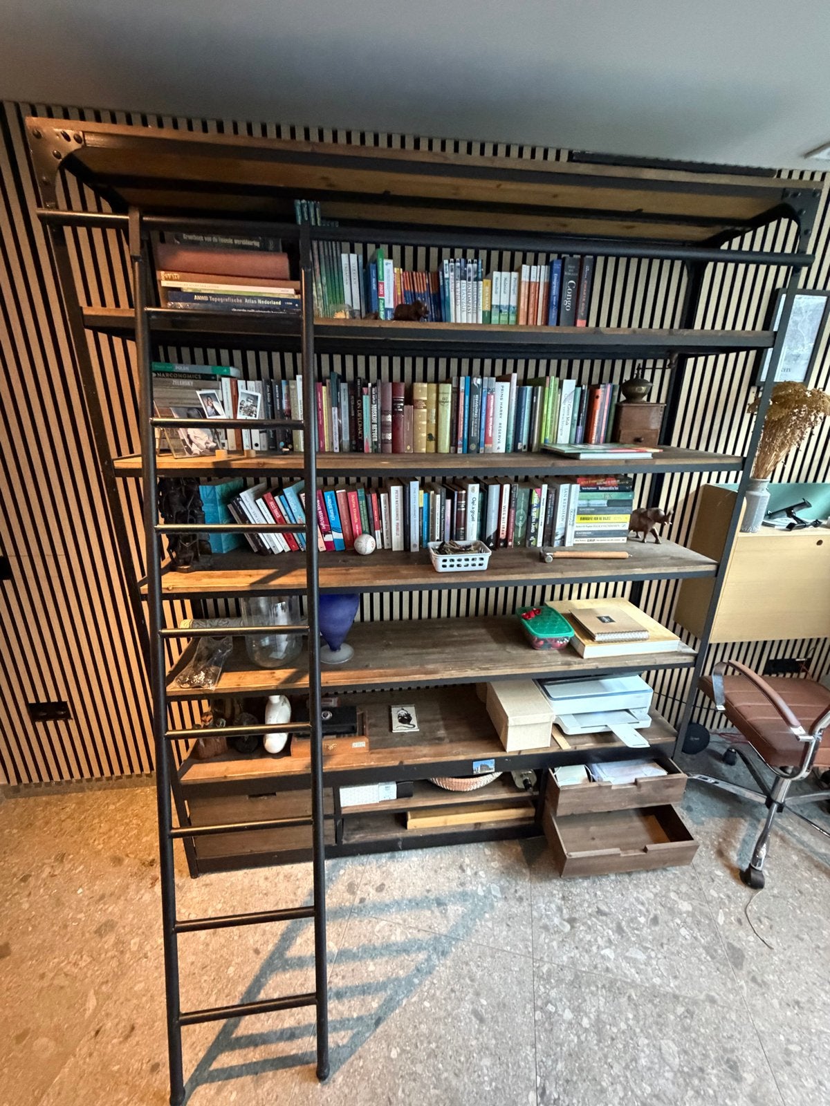 Rootsmann Industriële Boekenkast met Ladder - Bruin, Huis en Inrichting, Kasten | Boekenkasten, Ophalen, Met plank(en), Gebruikt