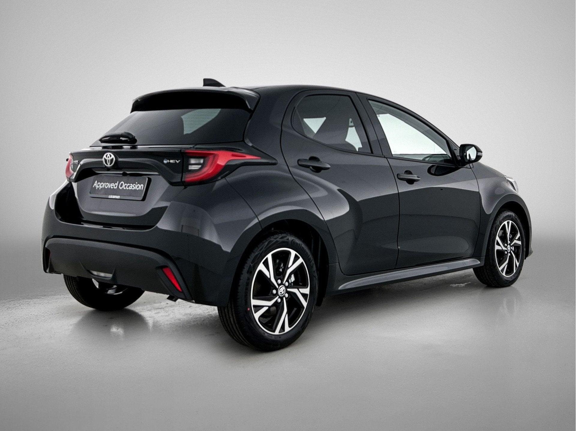 Toyota Yaris 1.5 Hybrid 115 Dynamic (bj 2026, automaat), 12 maanden, Zwart, Zwart, Hybride Elektrisch/Benzine