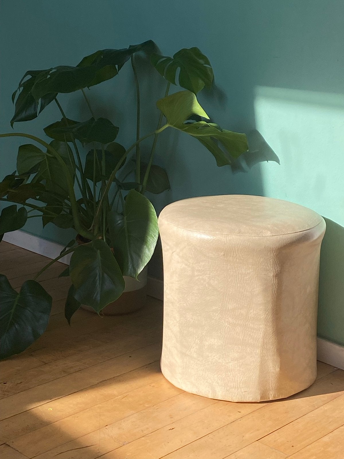 Vintage Skai leren poef / Midcentury kruk /beige bijzettafel, Ophalen, Minder dan 50 cm, Gebruikt, Kunststof