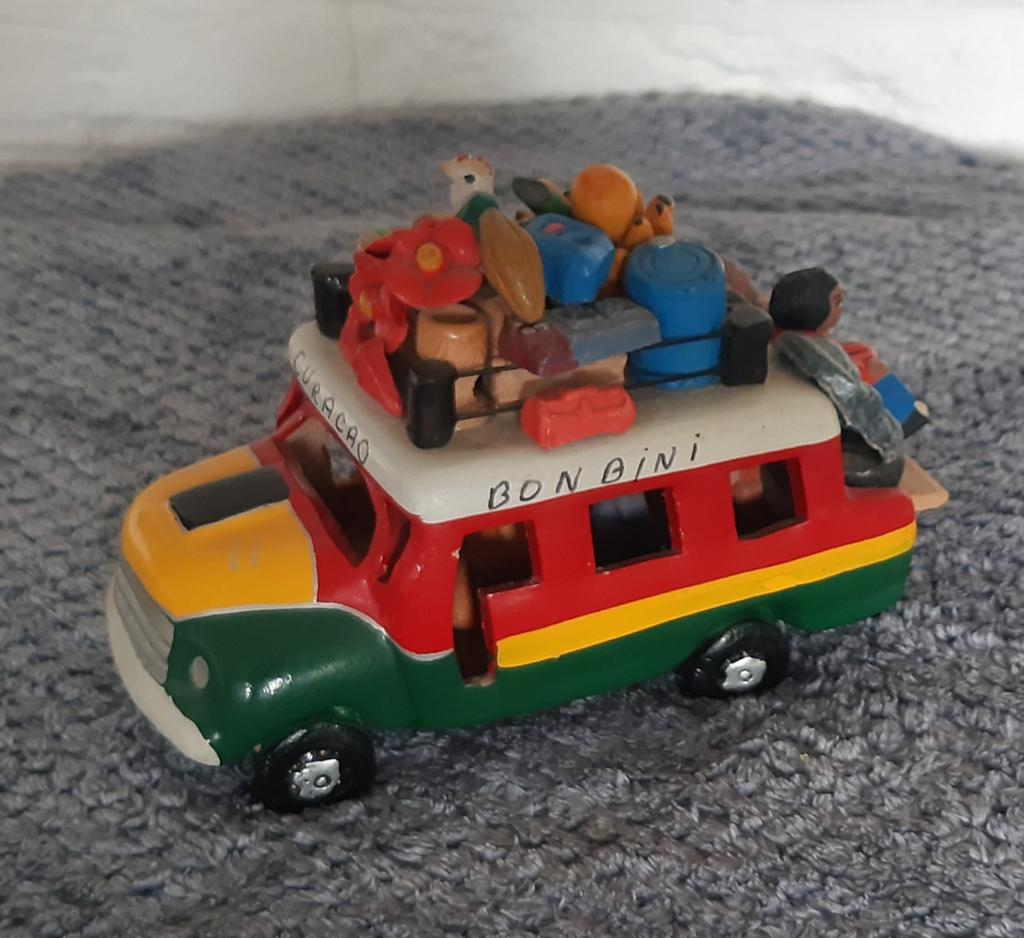 Kleurrijke Curaçao Bus Decoratie - Handgemaakt, Antiek en Kunst, Ophalen of Verzenden
