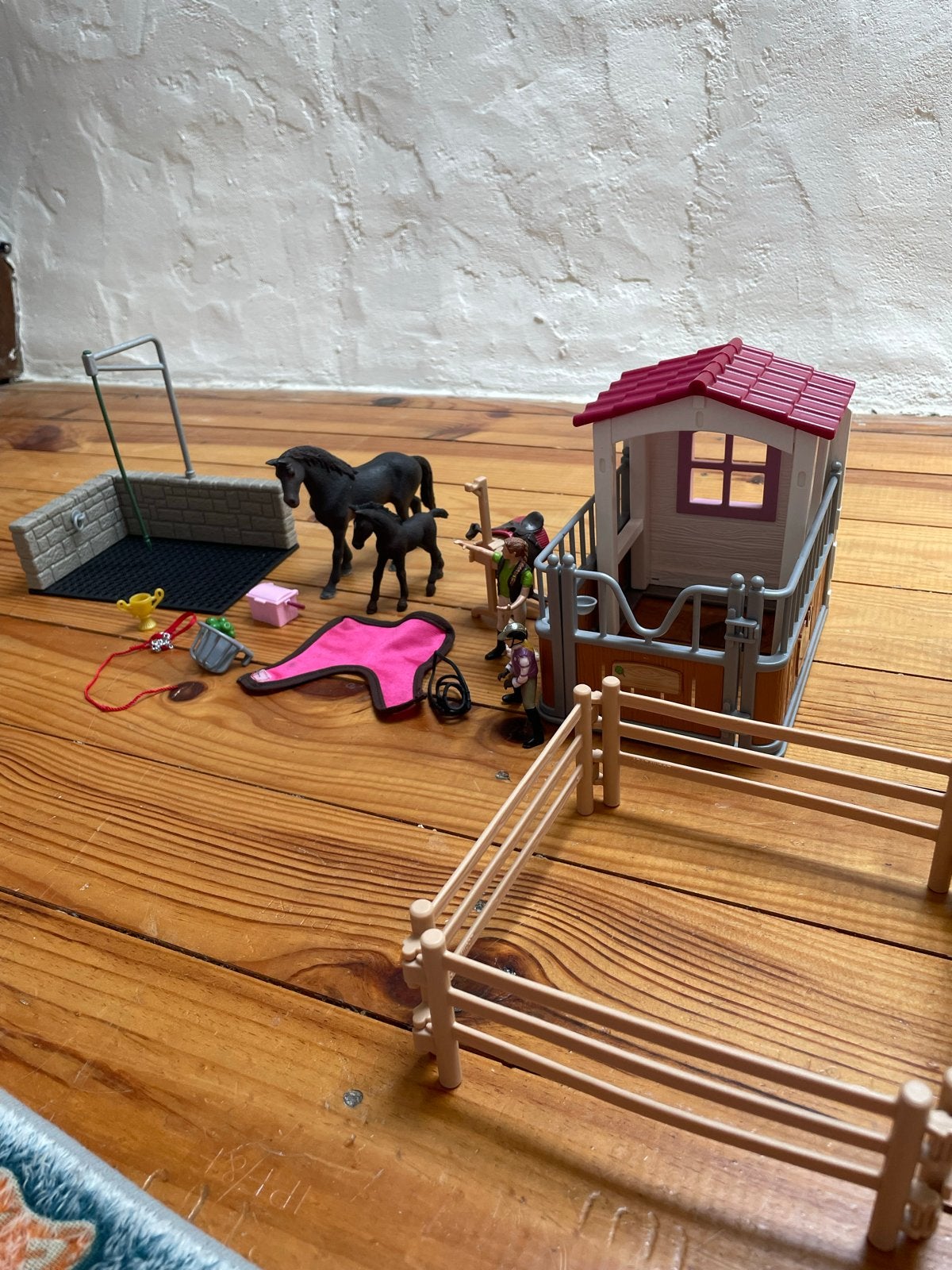 Schleich paardenstal met paarden en accessoires, Ophalen, Zo goed als nieuw, Jongen of Meisje