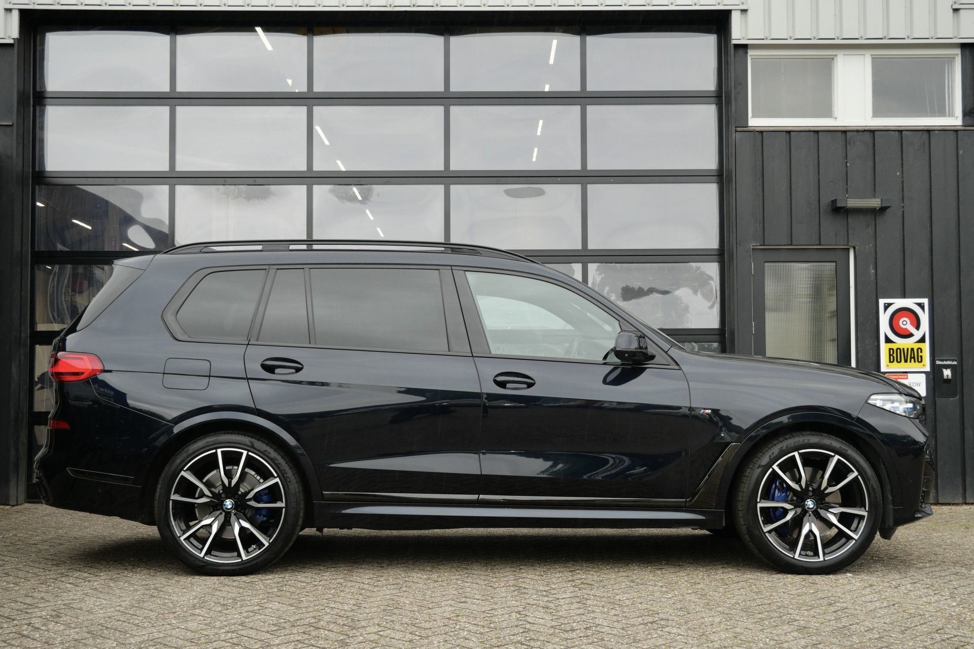 BMW X7 M50d 400 PK High Executive 7p | Pano | H&K | 22'' | H, Euro 6, 2993 cc, 7 stoelen, Zwart