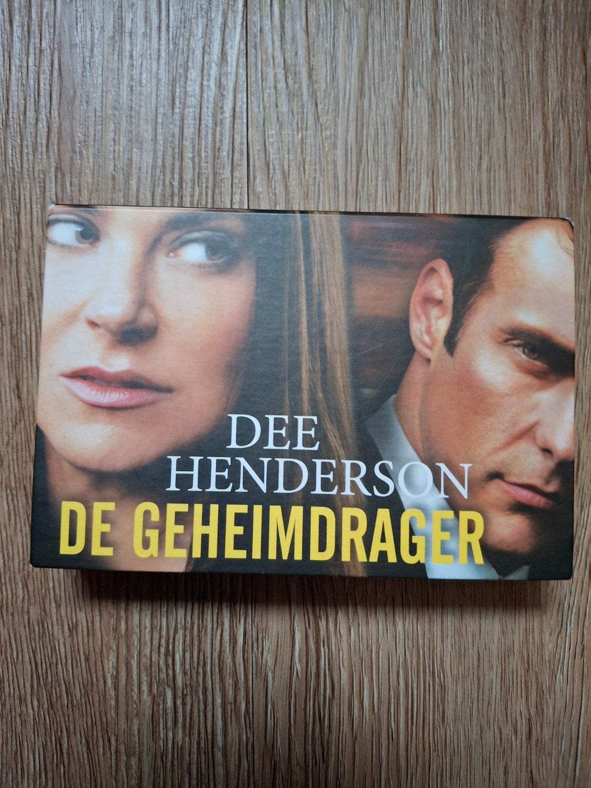 Dee Henderson - De geheimdrager, Boeken, Ophalen of Verzenden, Zo goed als nieuw, Dee Henderson