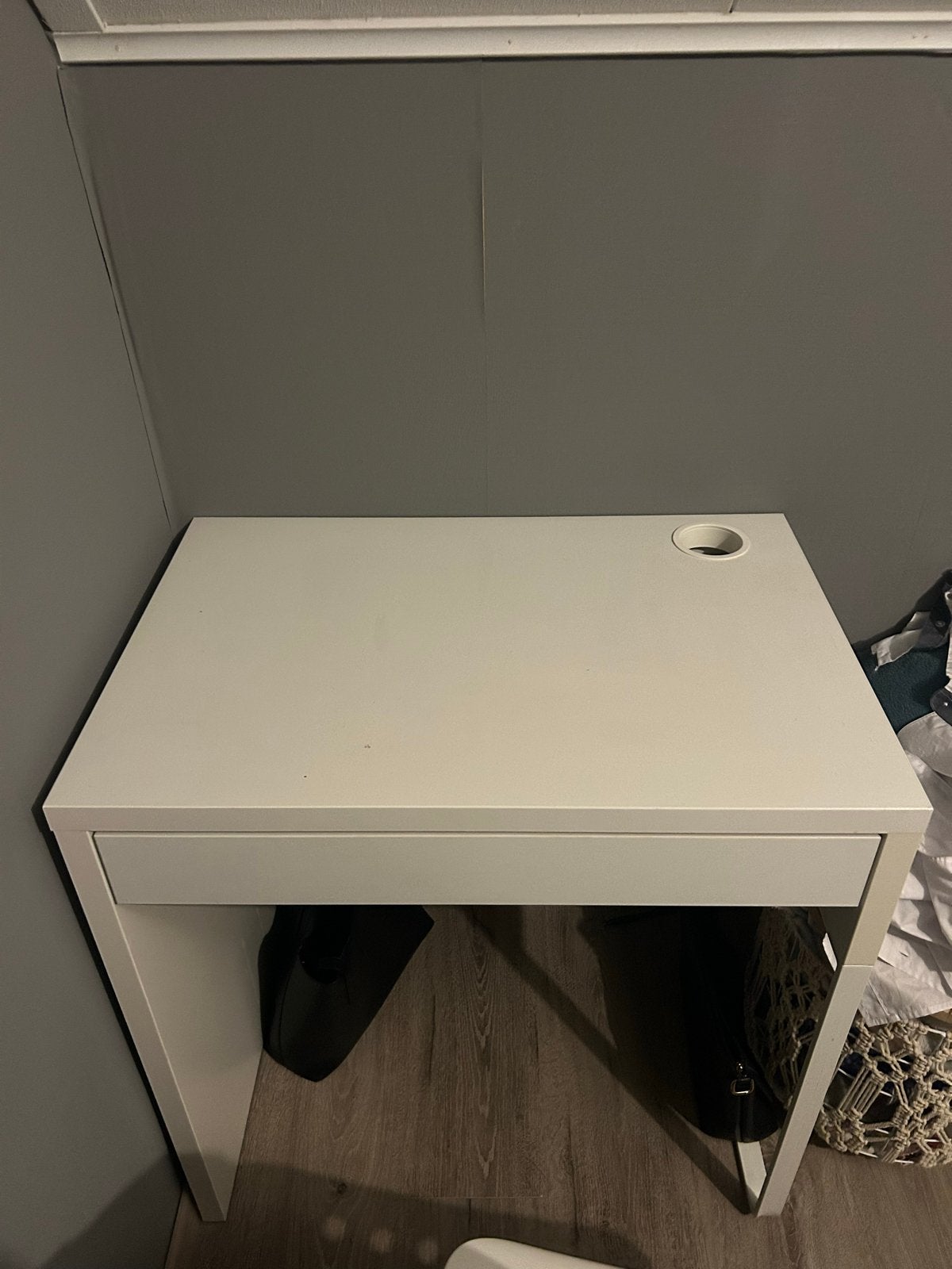 Foto 2 van IKEA bureau met bureaustoel - Lichte beschadiging