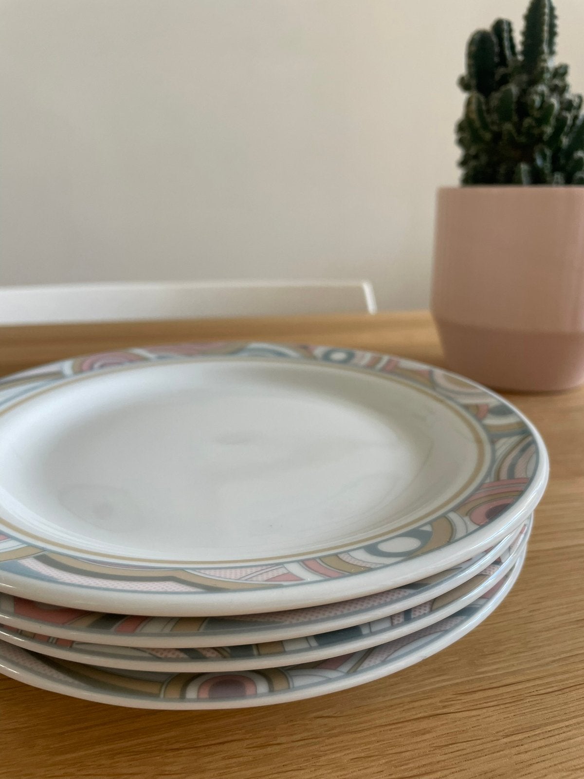 4 ontbijtborden bordjes roze met grijs, Ophalen of Verzenden, Zo goed als nieuw, Bord(en), Overige stijlen