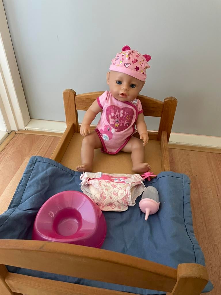 Baby born met bedje, potje, luier,flesje,speentje, Ophalen, Zo goed als nieuw, Babypop