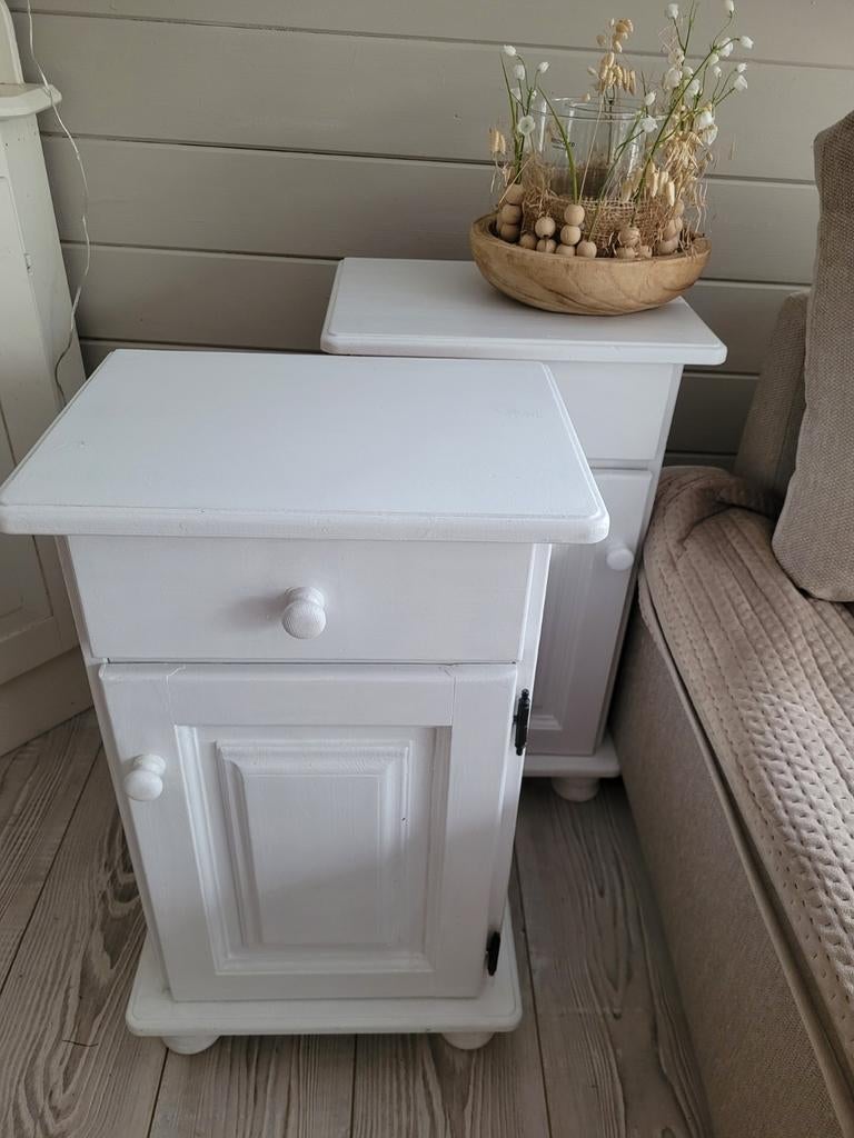 2 witte Masiefgrenen nachtkastjes, Huis en Inrichting, Slaapkamer | Nachtkastjes, Ophalen, Minder dan 45 cm