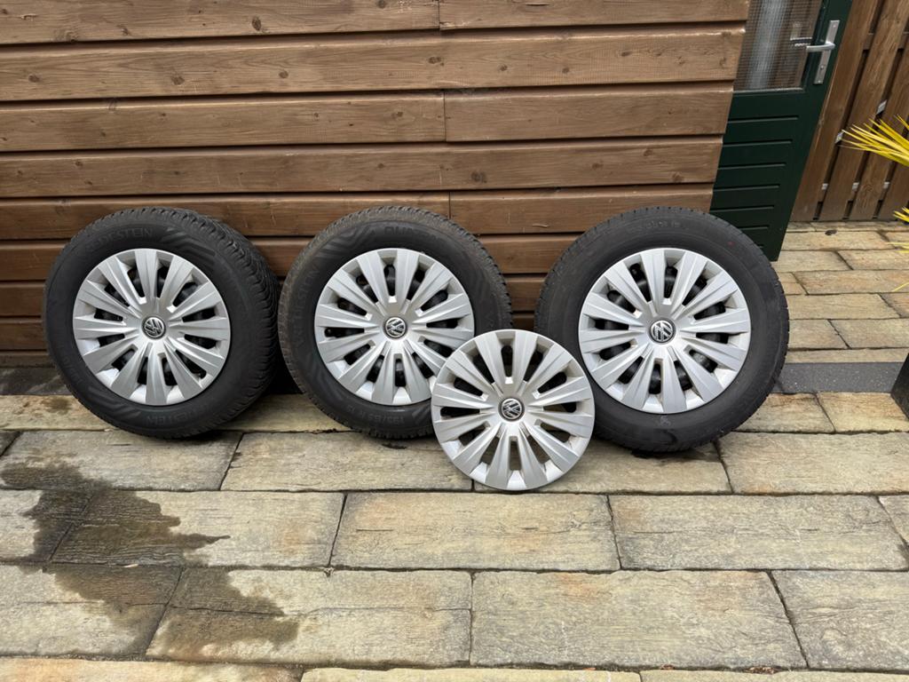 Auto banden met VW wieldoppen 3x, Auto-onderdelen, Banden en Velgen, Ophalen, Gebruikt, 15 inch, Banden en Velgen