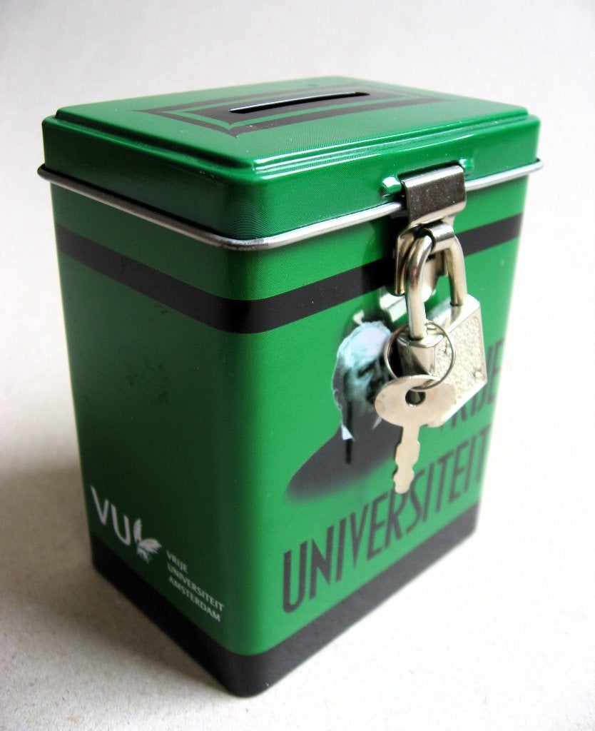 Spaarbusje Vrije Universiteit met slot en sleutels, Verzamelen, Ophalen of Verzenden, Zo goed als nieuw, Metaal of Blik, Overige thema's