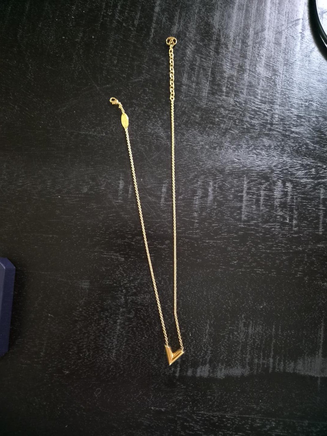 Originele Louis Vuitton Essential V Necklace - model M61083, Sieraden, Tassen en Uiterlijk, Kettingen, Ophalen, Zo goed als nieuw