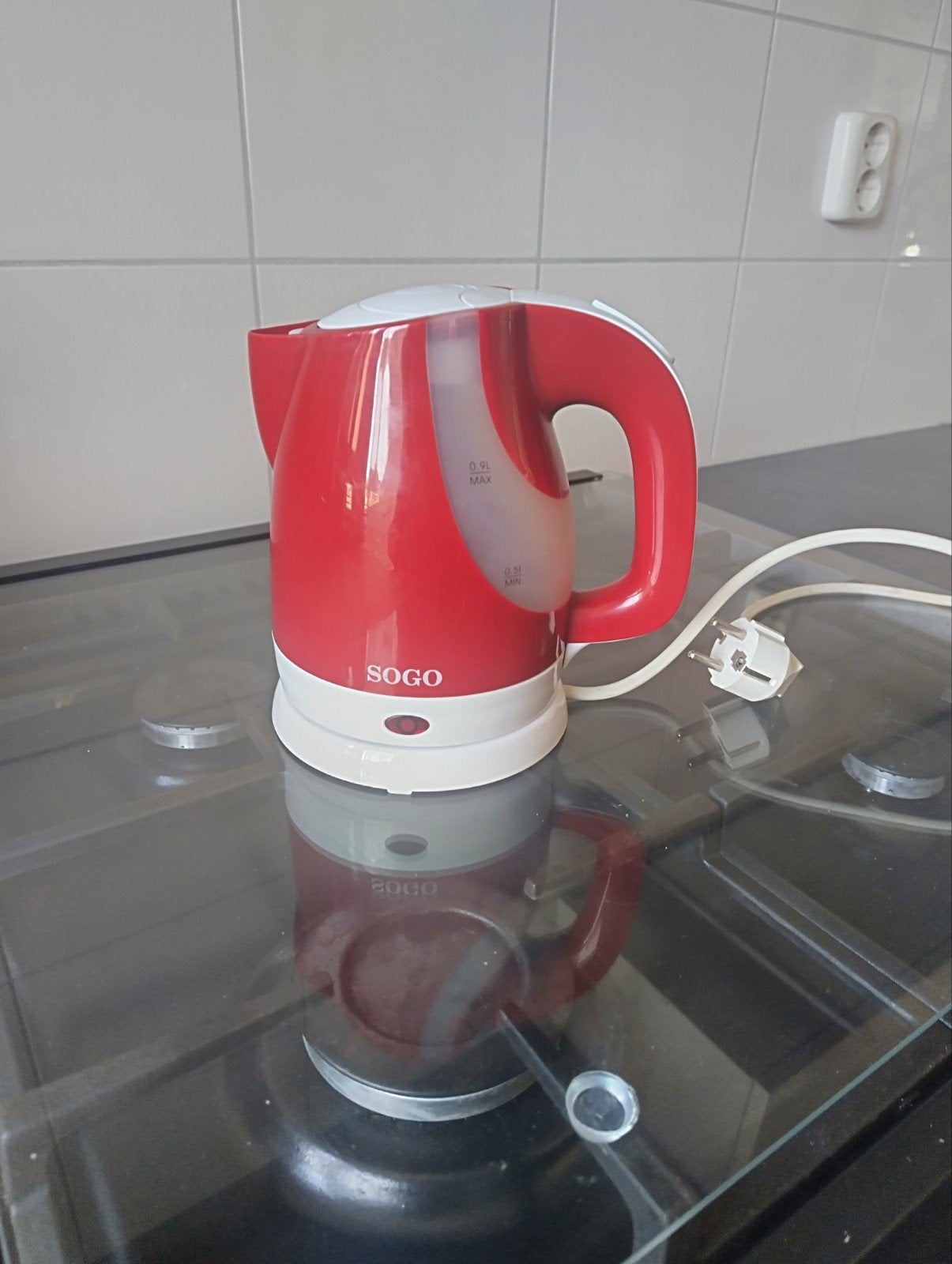 Fijne kleine 0.9 L waterkoker op 220V bijna nieuw, Witgoed en Apparatuur, Waterkokers, Minder dan 1 liter, Ophalen of Verzenden