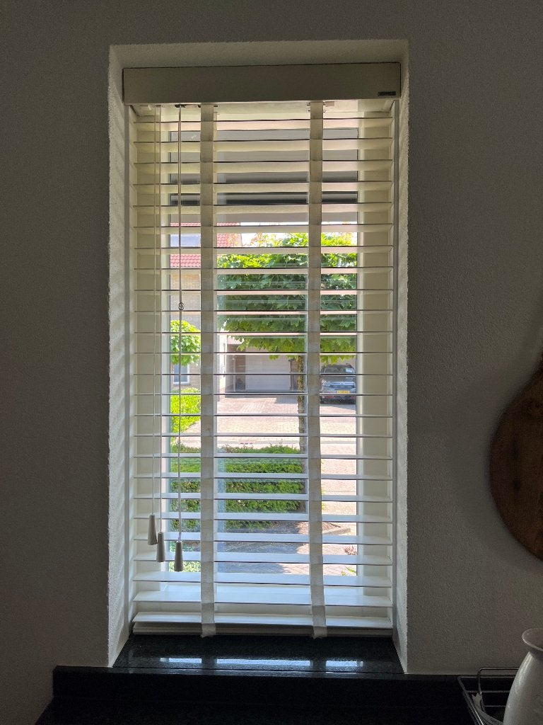 Houten jaloezieën in kleur creme/wit Luxaflex, type Sunway, 100 tot 150 cm, 150 tot 200 cm, Zo goed als nieuw, Crème