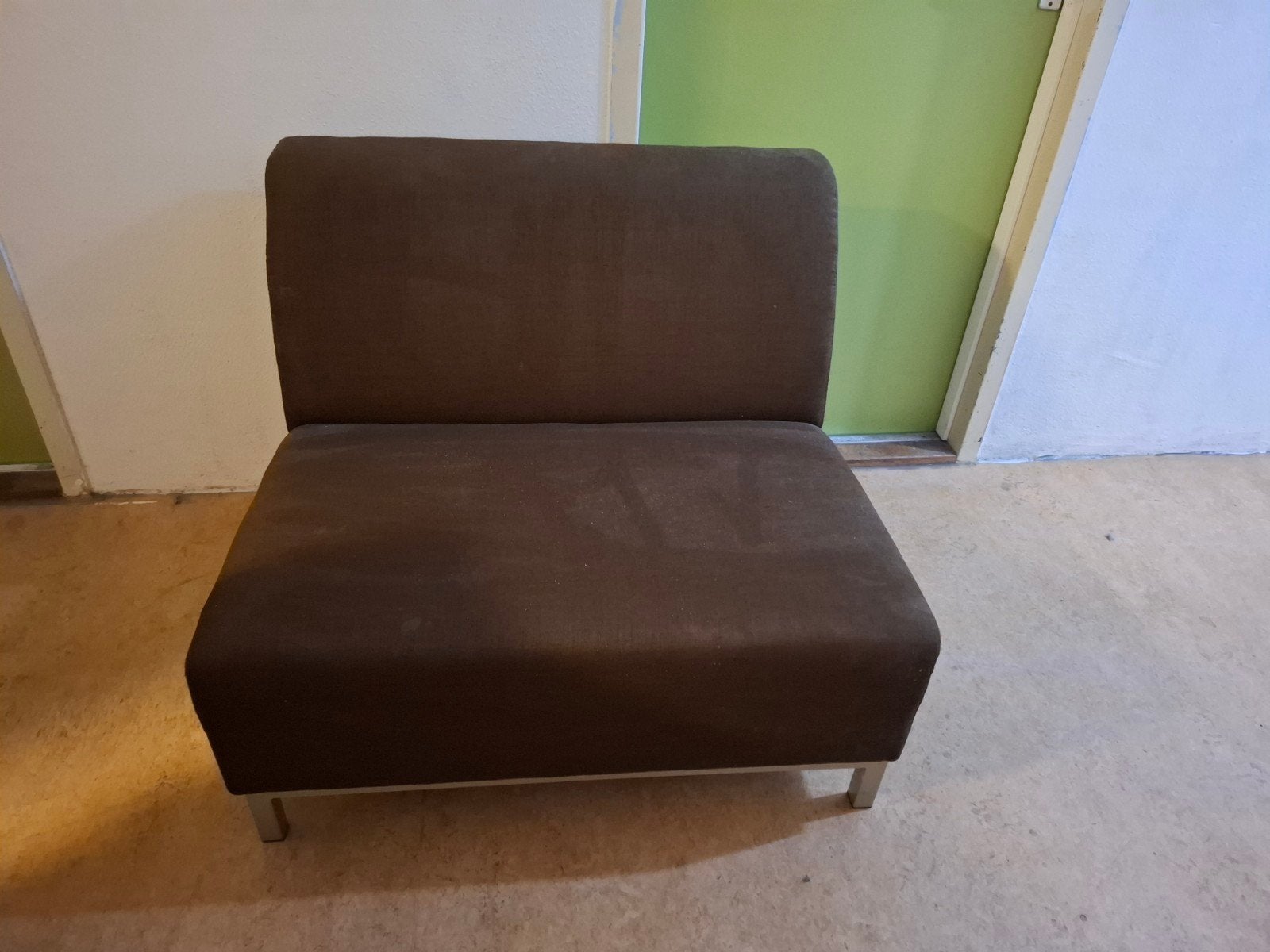 Comfortabele bruine stoffen fauteuil/ bankje, Ophalen, Gebruikt, Metaal, Modern