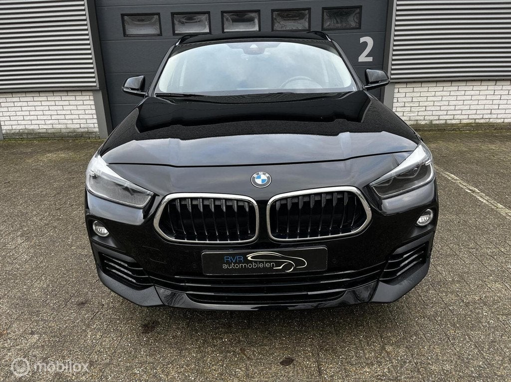 BMW X2 sDrive18i Executive, Automatische klimaatregeling, Gebruikt, Zwart, Bedrijf