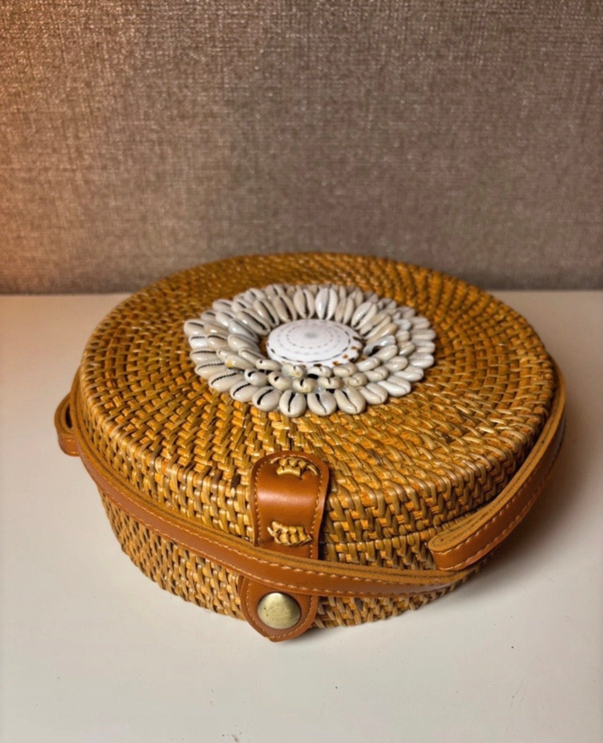 Handgemaakte Rotan Tas met Schelpen Bloemmotief, Ophalen of Verzenden, Nieuw, Bruin, Handtas