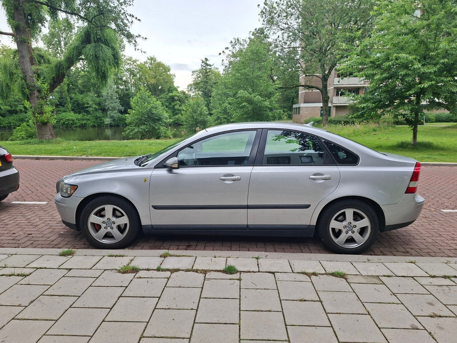 Volvo S40 2.4 I 103KW 2005 Grijs, Auto's, Voorwielaandrijving, 700 kg, Origineel Nederlands, Sedan