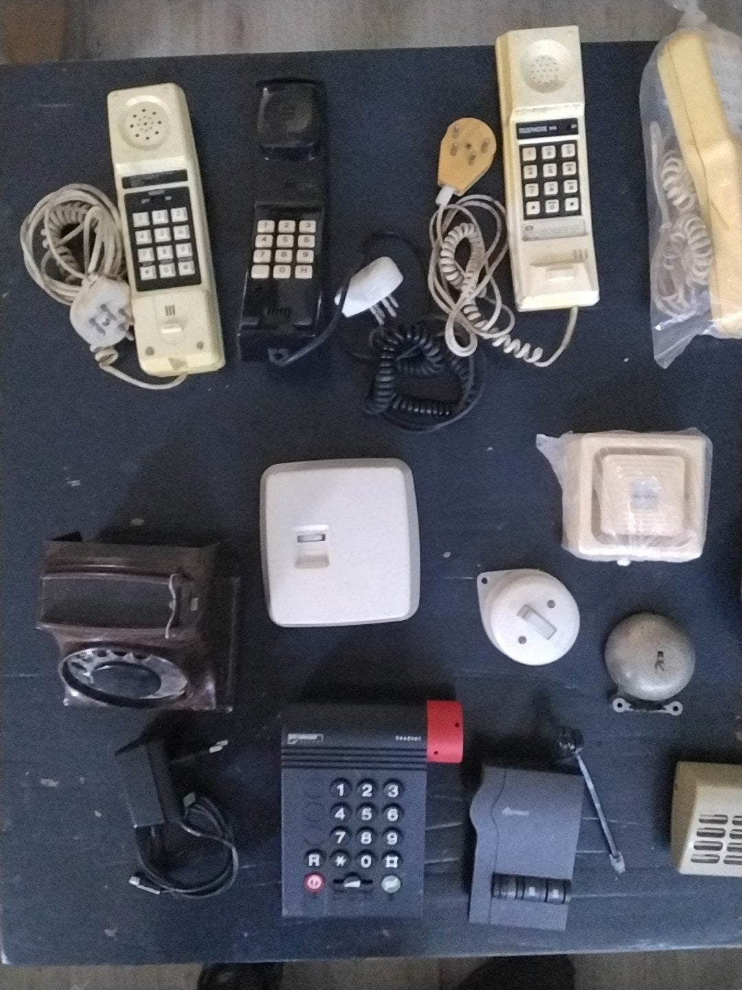 Partij vintage telefoons en telefoonaccessoires, Ophalen of Verzenden, Gebruikt, 4 handsets of meer