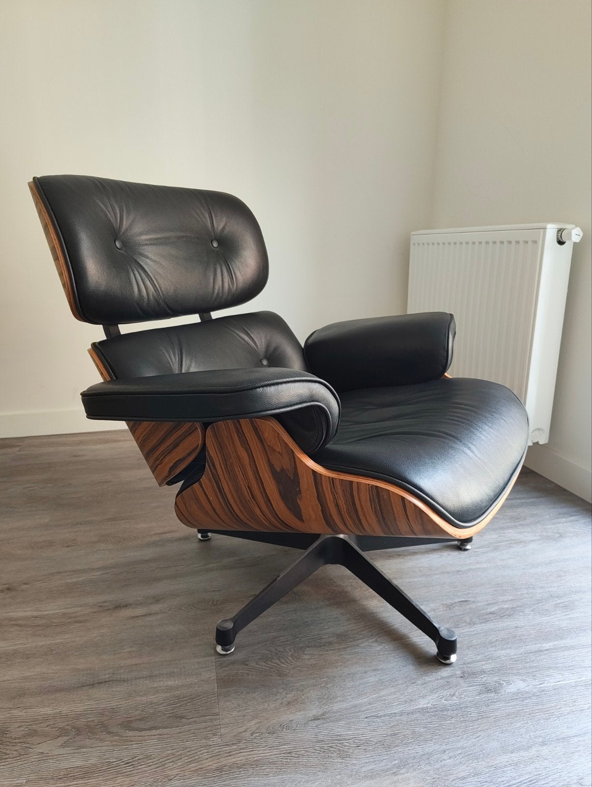 Lounge Chair met Ottoman - Zwart Leer en Hout, Ophalen, Gebruikt, Zwart, Modern, Design, Klassiek