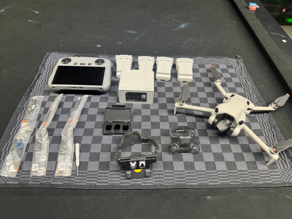 DJI Mini 4 Pro Fly More Combo (RC 2), Ophalen, 5 tot 10 kilometer, Zo goed als nieuw, DJI