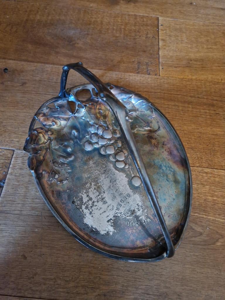 Verzilverde fruitschaal met druivenmotief en handvat, Ophalen of Verzenden, Zilver