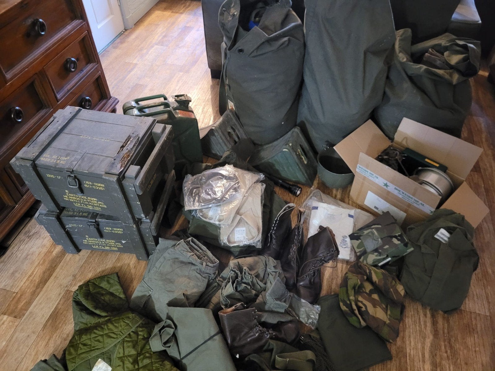 Grote partij militaire uitrusting en kleding, Ophalen, Landmacht, Nederland, Kleding of Schoenen