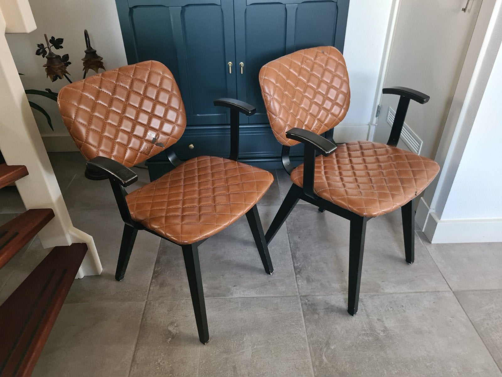 Set van 2 bruine stoelen met houten frame, Huis en Inrichting, Stoelen, Ophalen, Gebruikt, Twee, Bruin