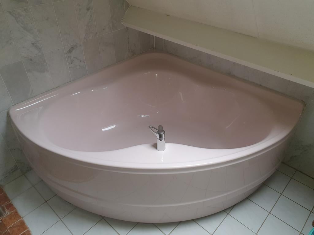 Ucosan hoekbad  148x 148, (licht) terra, verkocht, Ophalen