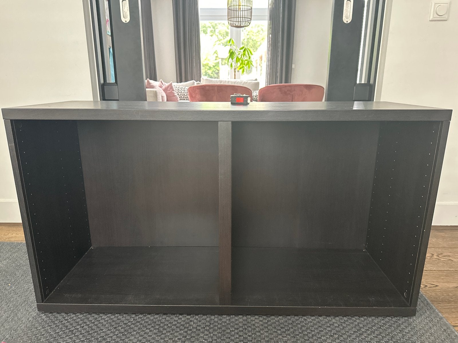 Gratis ophalen Zwartbruine opbergkast/tv-meubel, Ophalen, Met plank(en), Gebruikt, 100 tot 150 cm