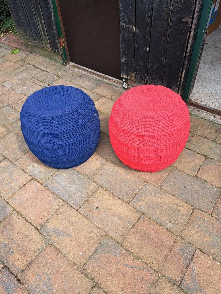 Set van 2 IKEA ALSEDA poefs: rood en blauw, handgeweven, Huis en Inrichting, Ophalen, Overige materialen, Gebruikt, Bohemian, Modern, Scandinavisch