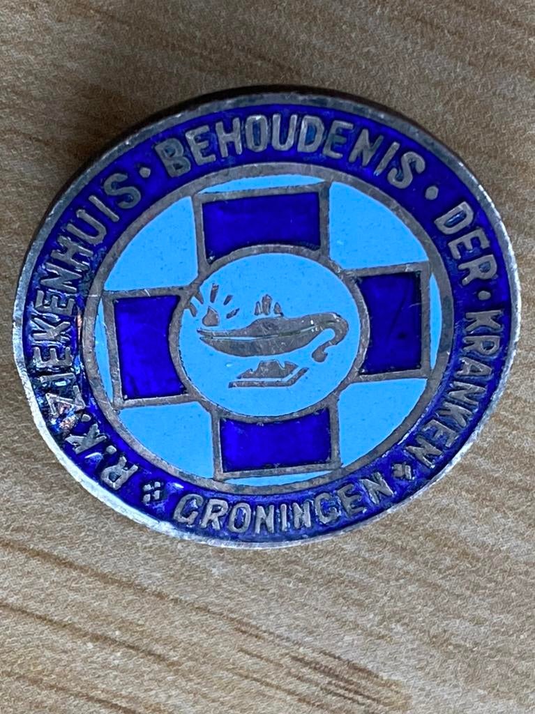 Speldje verzorging ziekenhuis Groningen verpleging, Verzamelen, Speldjes, Pins en Buttons, Verzenden, Zo goed als nieuw, Overige onderwerpen