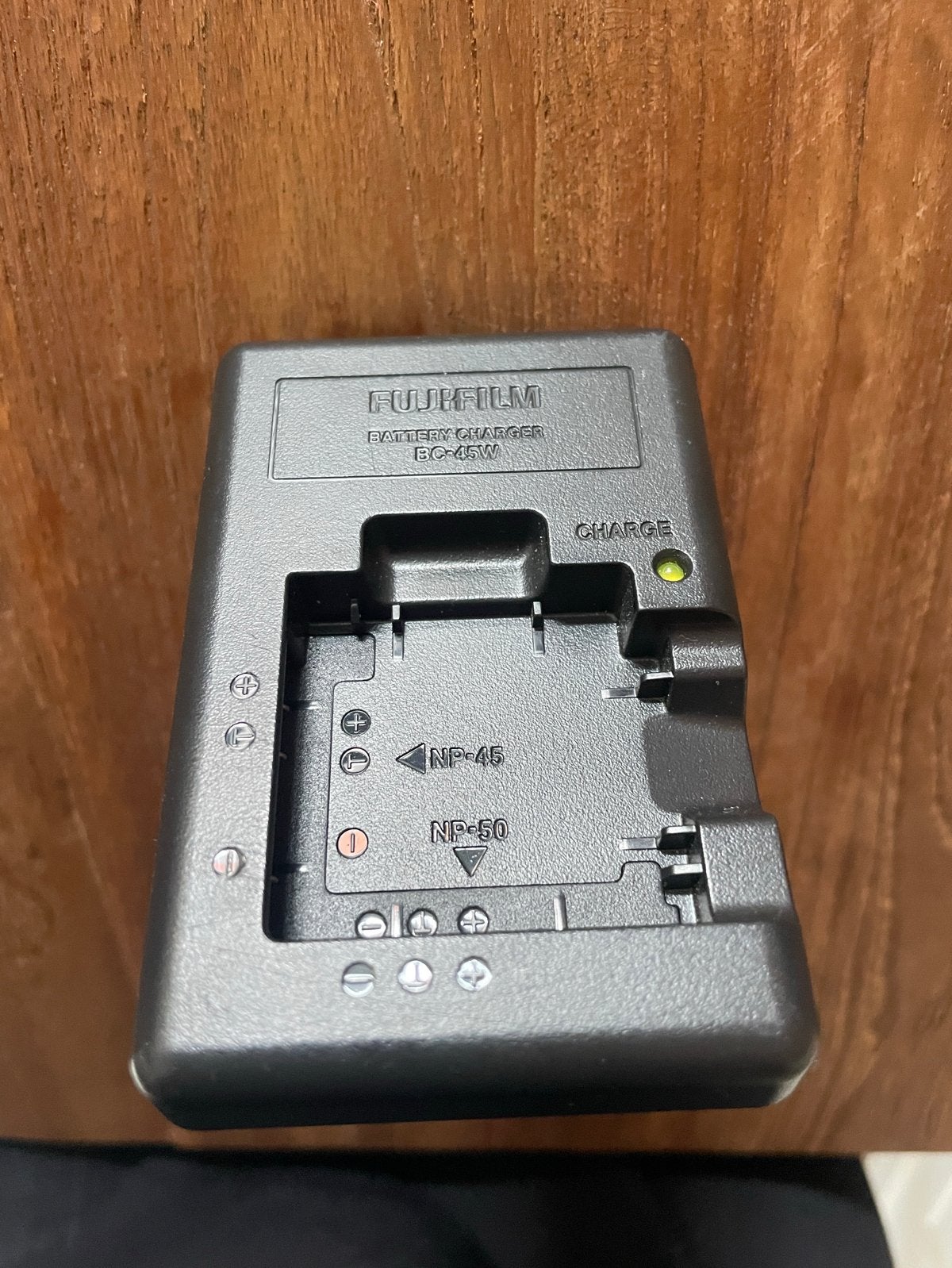 Fujifilm BC-45W batterijlader voor NP-45/NP-50, Ophalen of Verzenden, Zo goed als nieuw