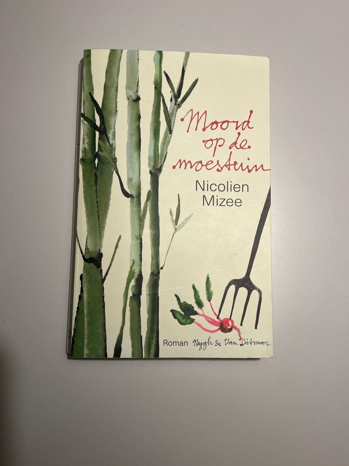 Moord op de moestuin - Nicolien Mizee (Roman), Ophalen of Verzenden, Gelezen, Nederland