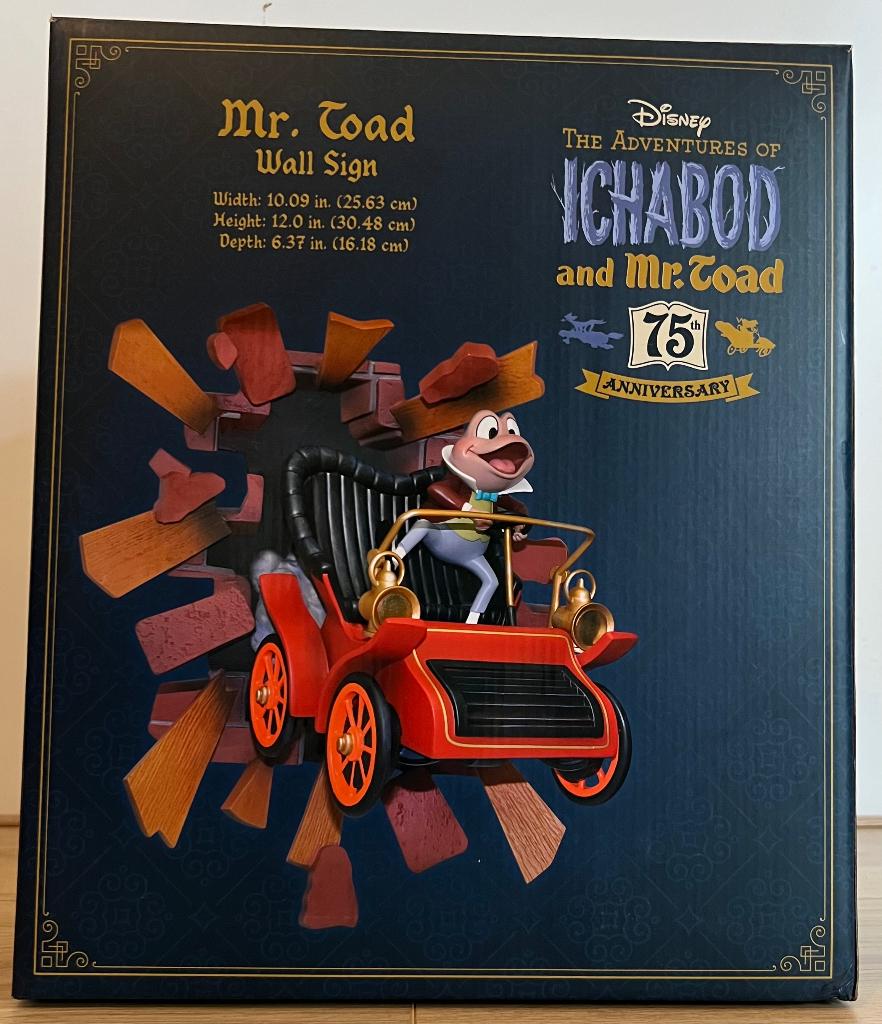 Disney D23 Expo 2024 Exclusive Mr. Toad Wall Sign LE, Ophalen of Verzenden, Overige figuren, Nieuw, Beeldje of Figuurtje