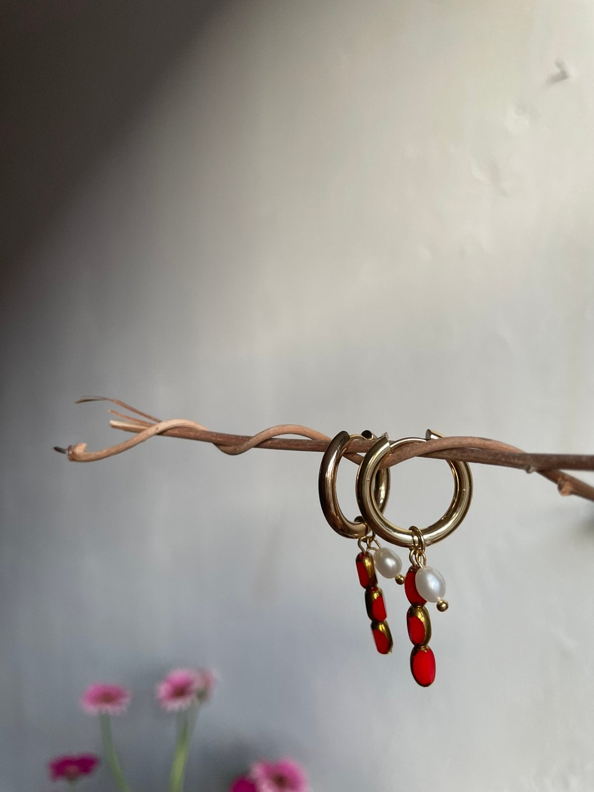 Creolen met kraaltjes. Stainless steel, Sieraden, Tassen en Uiterlijk, Oorbellen, Ophalen of Verzenden, Zo goed als nieuw, Goud