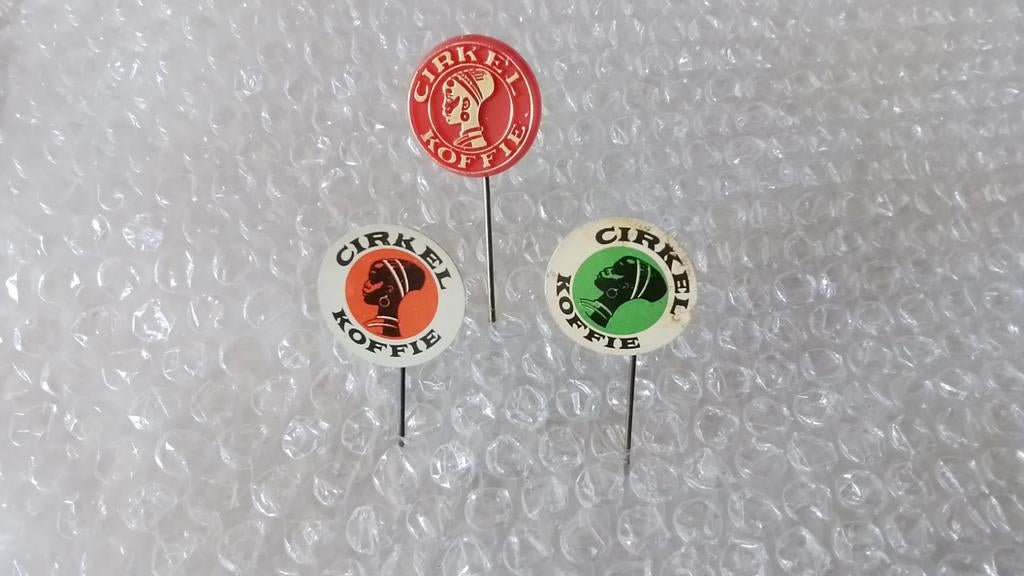3 verschillende speldjes cirkel koffie, Verzamelen, Speldjes, Pins en Buttons, Ophalen of Verzenden, Zo goed als nieuw, Overige onderwerpen