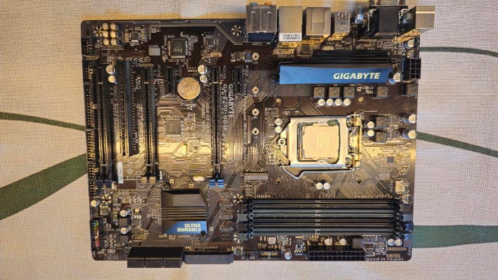 Gigabyte B-250 Moederboard (in bootloop) + Intel i5-7600k, Computers en Software, Moederborden, Gebruikt, LGA 1151, DDR4, Ophalen of Verzenden