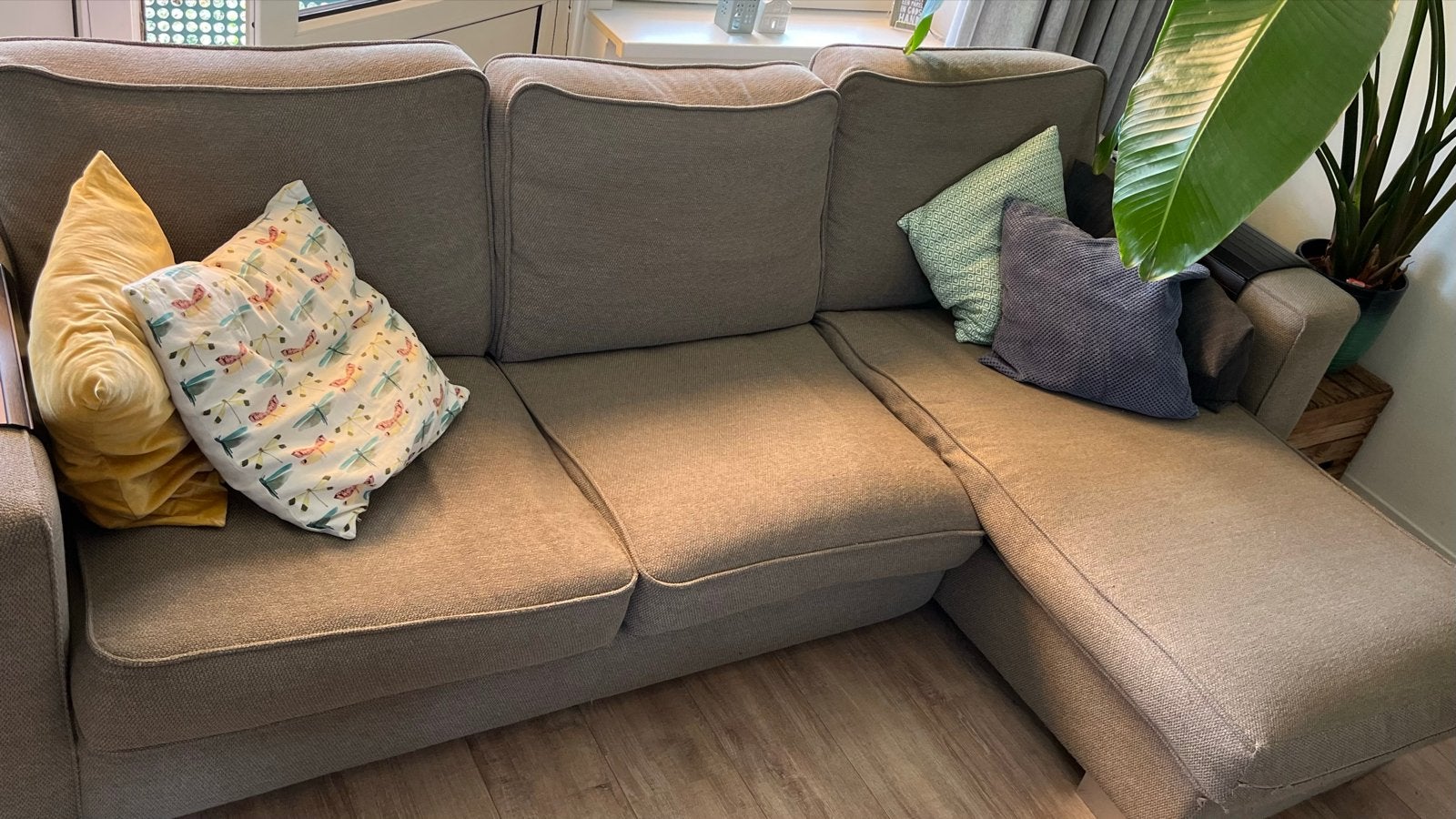 Comfortabele hoekbank met lichte gebruikssporen, Huis en Inrichting, Ophalen, 250 tot 300 cm, Gebruikt, 100 tot 125 cm