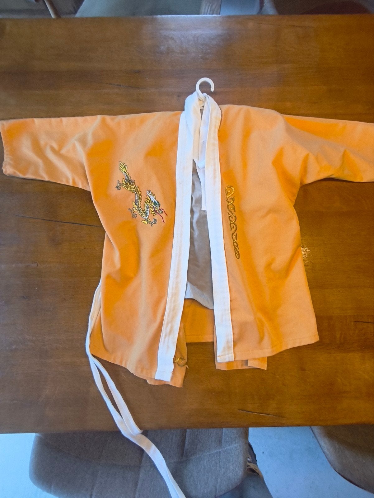 Chinees kostuum voor kinderen - Oranje met draak, Ophalen of Verzenden, Gebruikt, 122 t/m 128, Jongen of Meisje