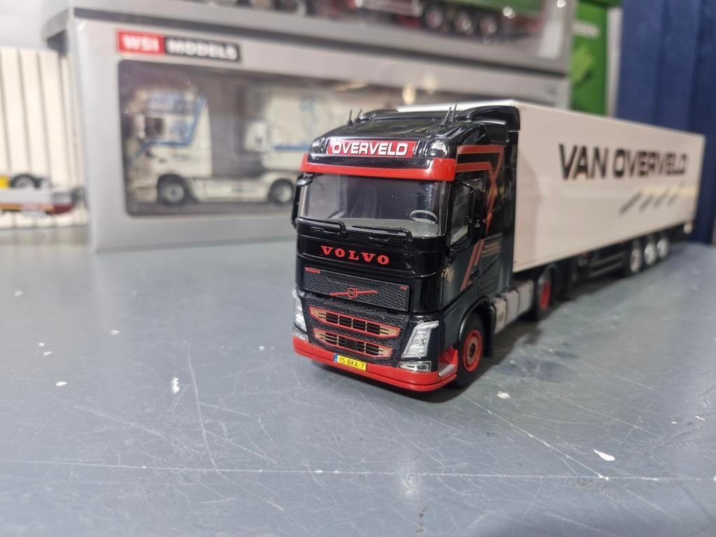 Volvo FH 4 4x2 met kastentrailer wsi van Overveld