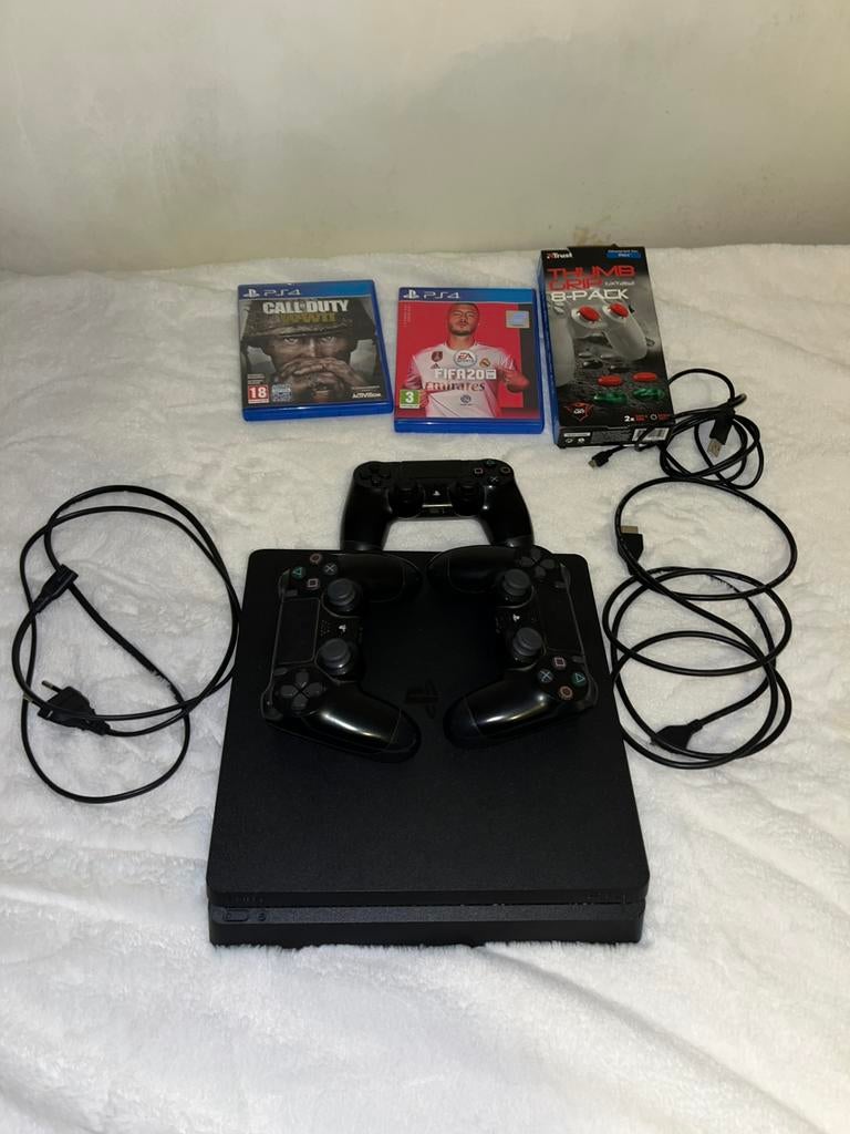 Playstation 4 slim 2 games 8 grip thubs 3 controllers, Spelcomputers en Games, Spelcomputers | Sony PlayStation 4, Nieuw, Ophalen of Verzenden